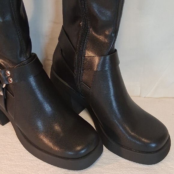 Elegant Black Heeled Boots - Picture 3 of 16